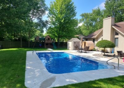 Vinyl Lined In-Ground Pool with Fiberglass Corner Step and Diving Board